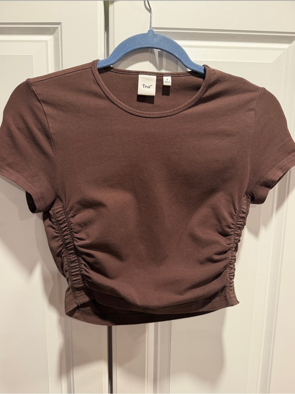 TNA by Aritzia Chill Malibu Chocolate Brown Ruched-Side Crop Top S